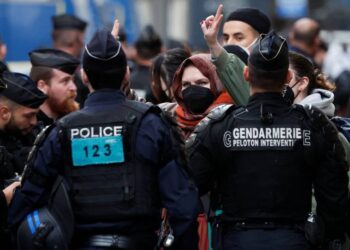 evacuation of Place de la Bastille in Paris - إخلاء ساحة الباستيل في باريس