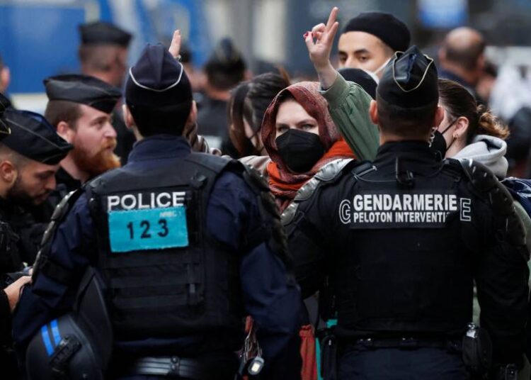 evacuation of Place de la Bastille in Paris - إخلاء ساحة الباستيل في باريس