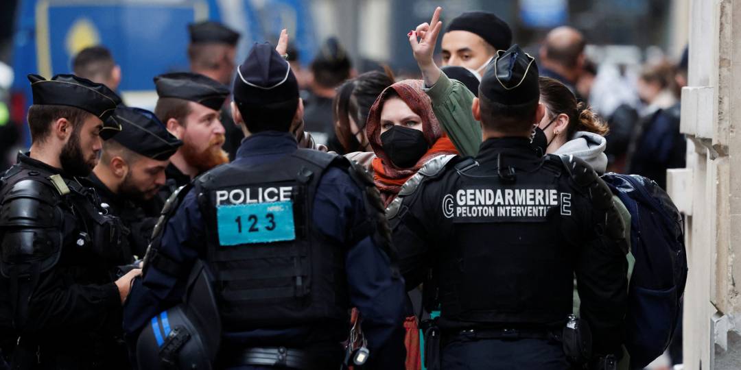 evacuation of Place de la Bastille in Paris - إخلاء ساحة الباستيل في باريس