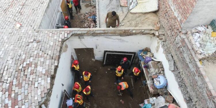school roof collapse in Peshawar - انهيار سقف مدرسة في بيشاور
