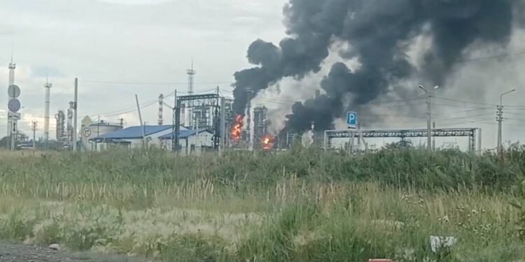 targeting Russian oil refineries - استهداف مصافي النفط الروسية